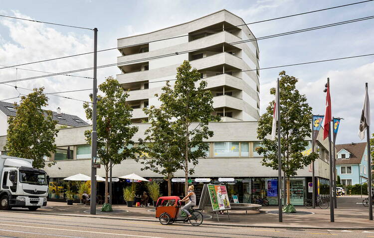 Fensterfolie für Branding nach aussen und Teilsichtschutz, OrthoPlusBasel – created by meinpraxisauftritt.ch